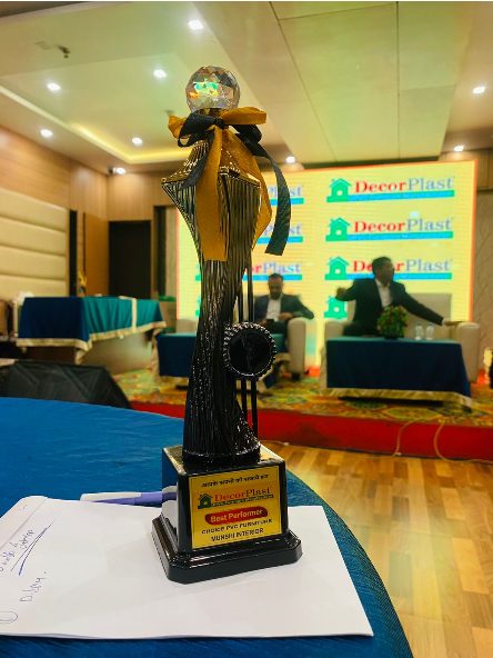 Best Performer trophy awarded to Munshi Interior by DecorPlast