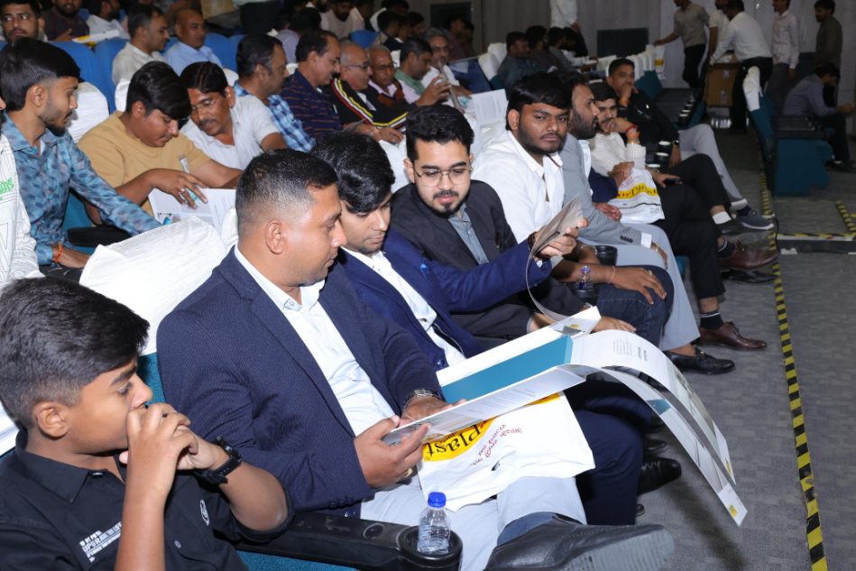 Packed audience of dealers at the DecorPlast national conference